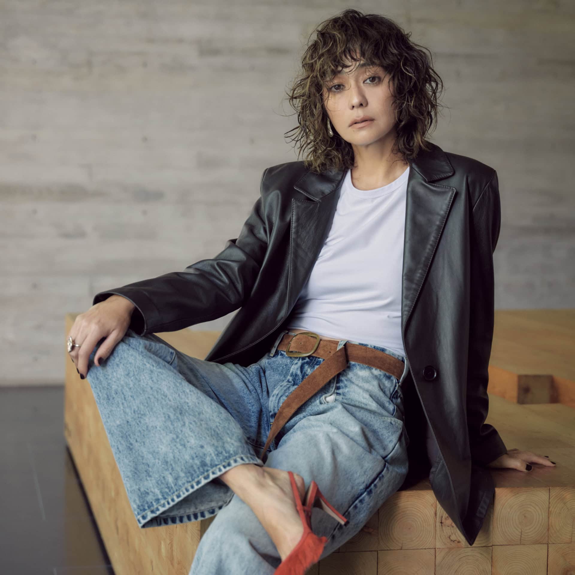 デニム×レザージャケットには「白T」くらいがちょうどいい。40代の