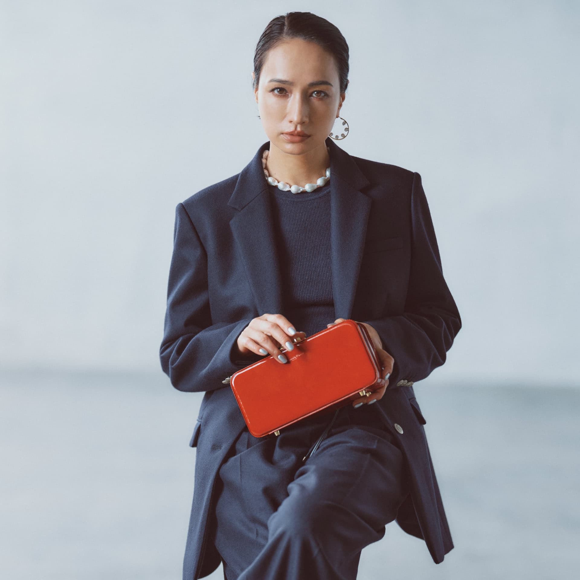 通勤にもOKなネイビーのセットアップ。そこに【小物の赤、パールの