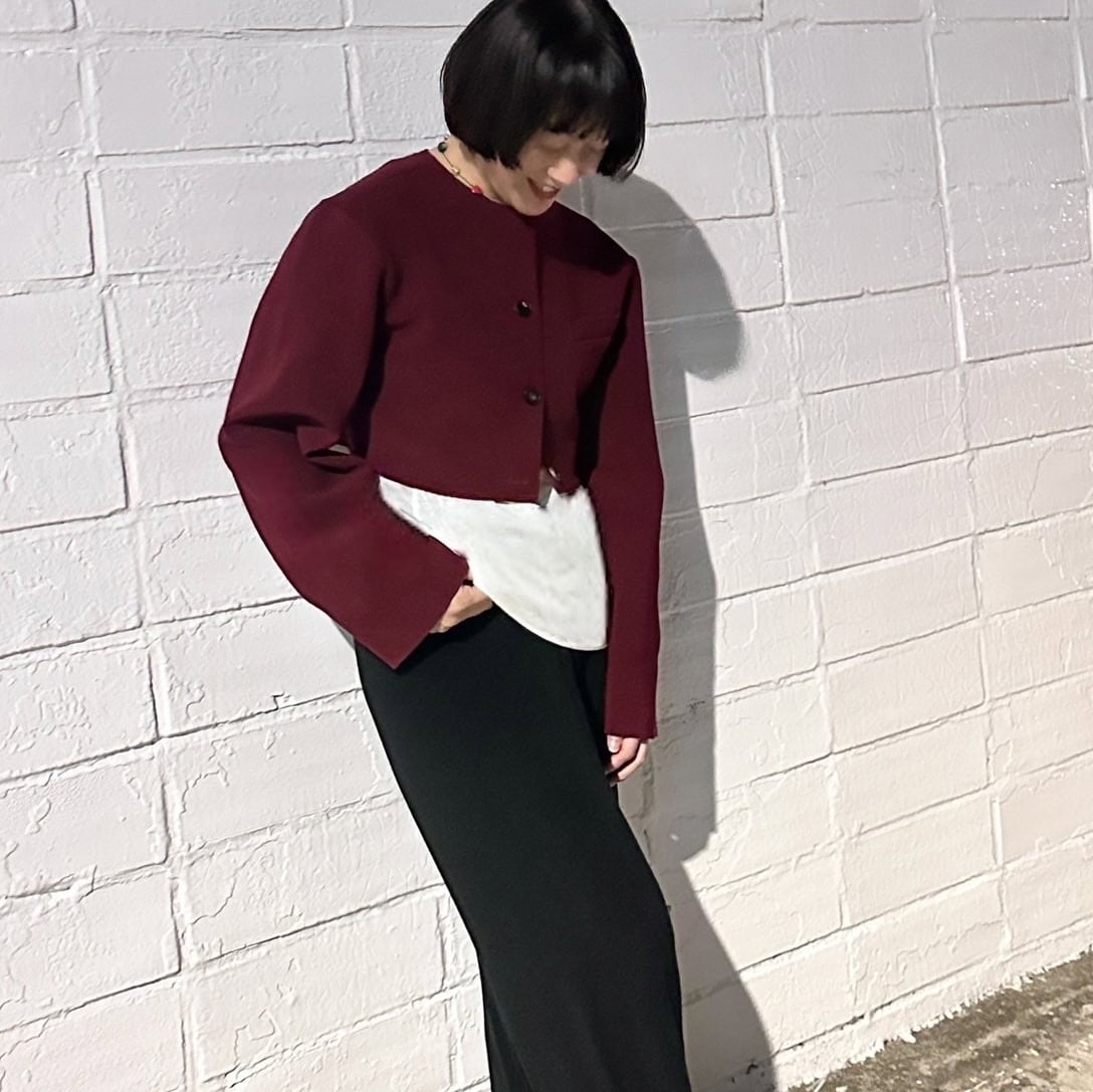 お色は濃いボルドー色で控えめなカラーです。たっぷりで中に厚めのセーターも着れます お色は濃いボルドー色で控えめなカラーです。たっぷりで中に厚め