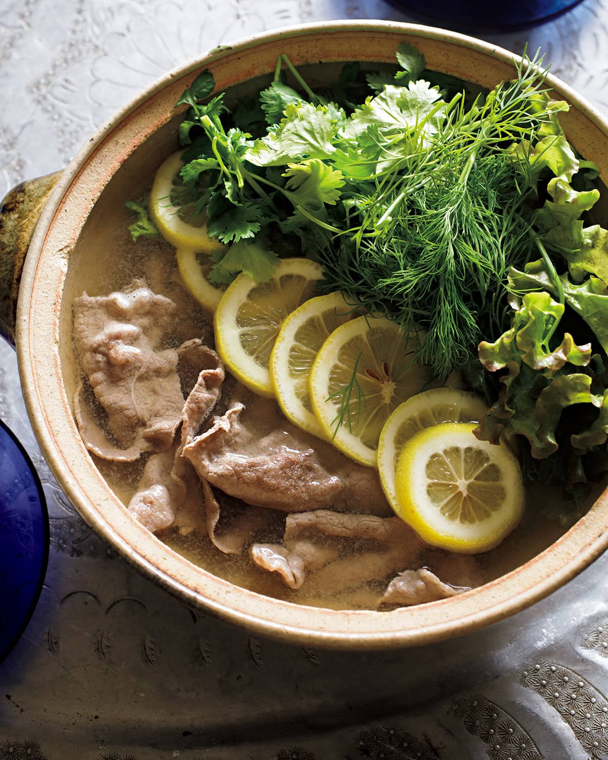 寒い日こそ極暖に温まれる鍋料理を！少ない食材で気軽に作れる『牛肉と香草のエスニックレモン鍋』