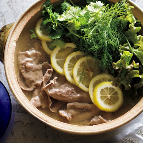 寒い日こそ極暖に温まれる鍋料理を！少ない食材で気軽に作れる『牛肉と香草のエスニックレモン鍋』