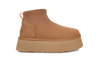 ブーツ〈クラシック ミニ ディッパーブーツ〉¥26,400（UGG®／Deckers Japan）