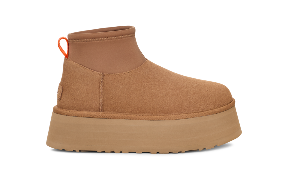 ブーツ〈クラシック ミニ ディッパーブーツ〉¥26,400（UGG®／Deckers Japan）