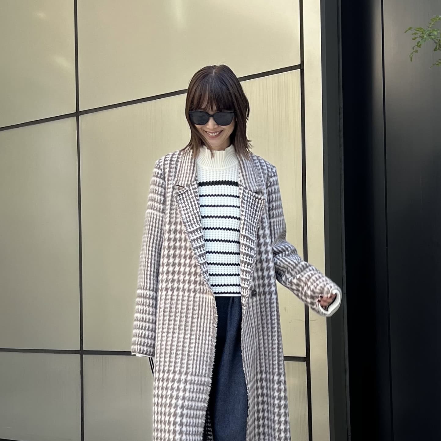 重くならないロングコート。秘訣は「柔らかな色のチェック柄」を選ぶ