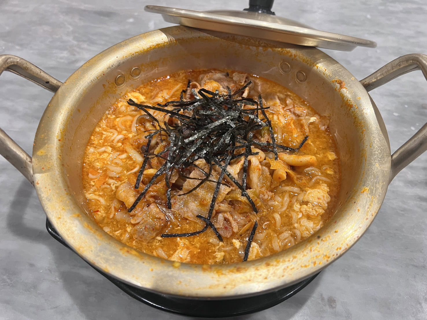 「辛ラーメン」で作る我が家のシメのラーメン。焼いたキムチがポイントかな。子どもたちも大好きで、たまーにおやつに食べたいと言うほどハマっています。