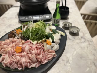 お部屋で提供されたのは、糸島の鶏肉と豚肉、野菜をふんだんに使った鍋。日本酒とのペアリングも最高でした！