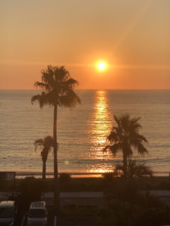 こちらはスタッフの方に提供いただいた夏のサンセット。夕日の道が海面に現れる光景も圧巻です