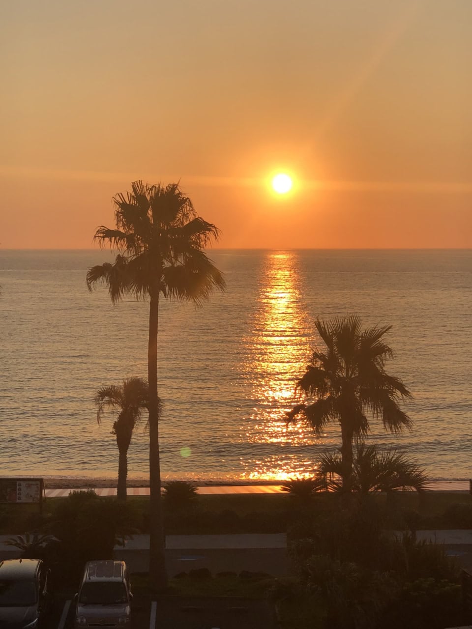 こちらはスタッフの方に提供いただいた夏のサンセット。夕日の道が海面に現れる光景も圧巻です