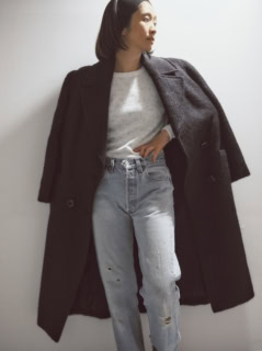 CELINEのコート、HANNAH×RHCのトップス、Levi’s®のデニム、その他は本人私物、左：裏地と表地のエルメスらしい鮮やかな配色が印象的。