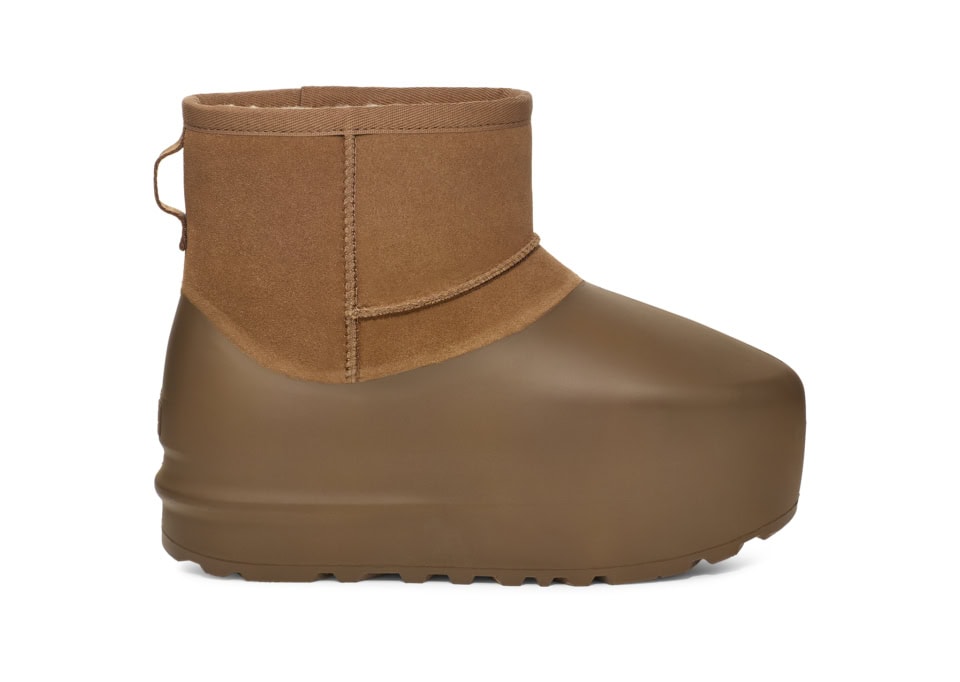 ブーツ〈クラシック ミニ パンプド モールデッド〉¥33,000（UGG®／Deckers Japan）