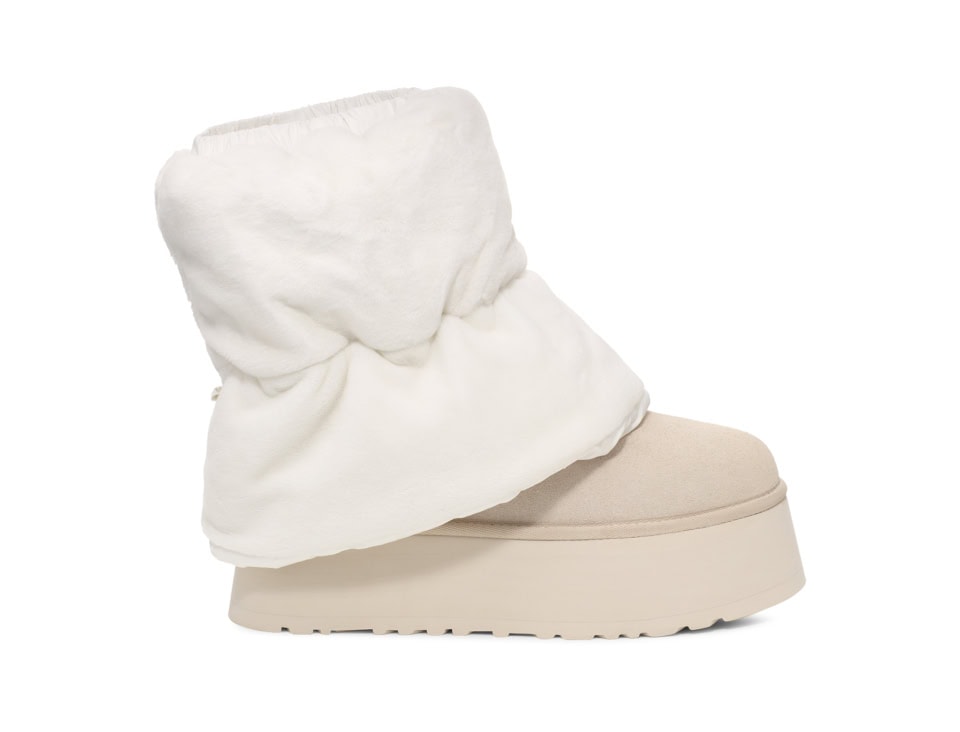 ブーツ〈クラシック ミニ ディッパー パッファー〉¥34,100（UGG®／Deckers Japan）