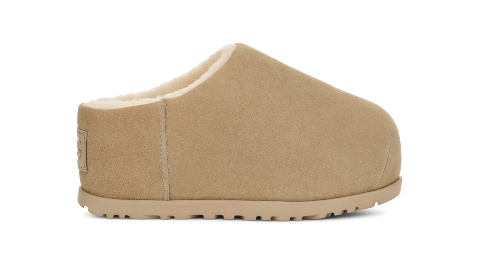 ブーツ〈パンプド スライド〉［ソール5㎝］¥25,300（UGG®／Deckers Japan）