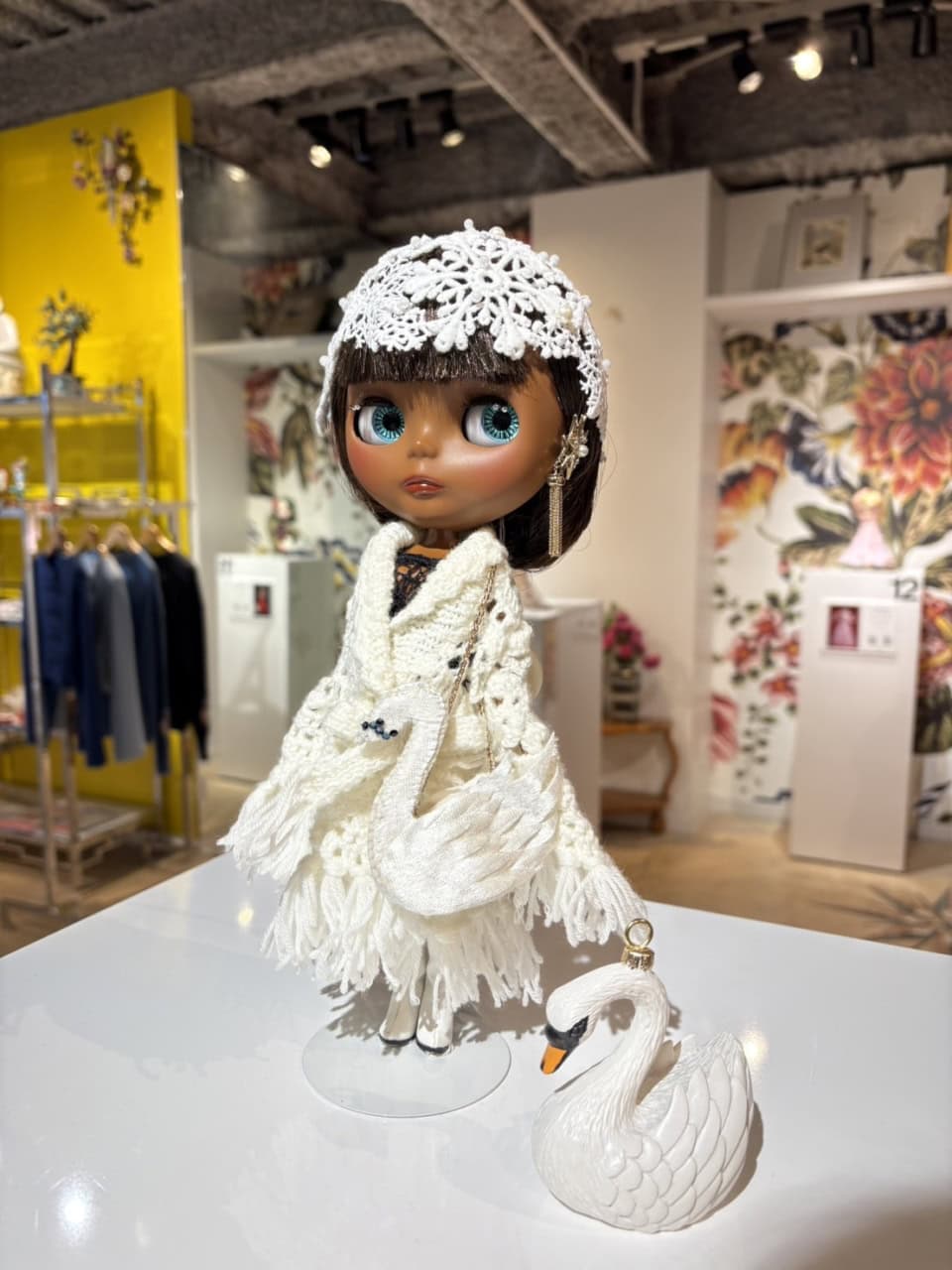 2024AW「Swan Lake」 透かし編みが美しいホワイトニットのガウン。ひとつひとつのモチーフをクロッシェ編みで制作しているそう。肌の色と白のガウンの組み合わせが可愛すぎる！