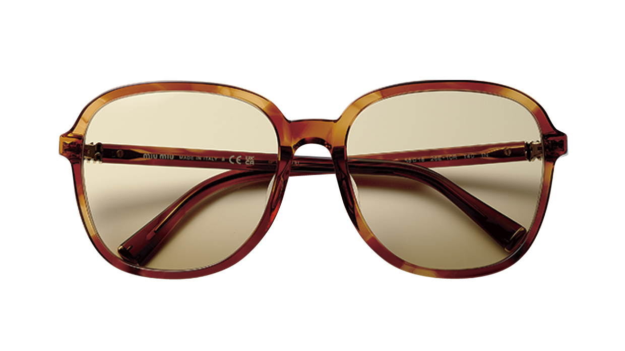 サングラス¥62,700（ミュウミュウ／ルックスオティカジャパン カスタマーサービス）