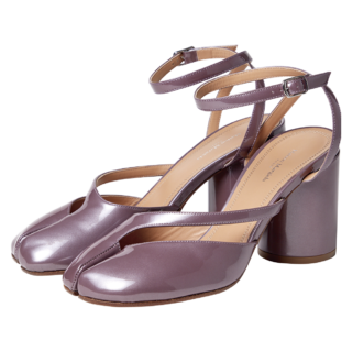 シューズ〈タビ ストラップサンダル〉［ヒール8㎝］¥220,000（メゾン マルジェラ／マルジェラ ジャパン クライアントサービス）