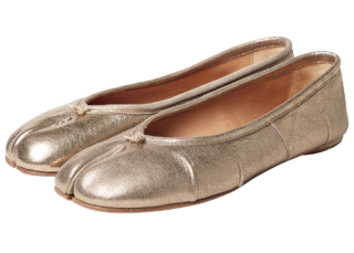 シューズ〈タビ バレエシューズ〉［ヒール0㎝］¥187,000（メゾン マルジェラ／マルジェラ ジャパン クライアントサービス）