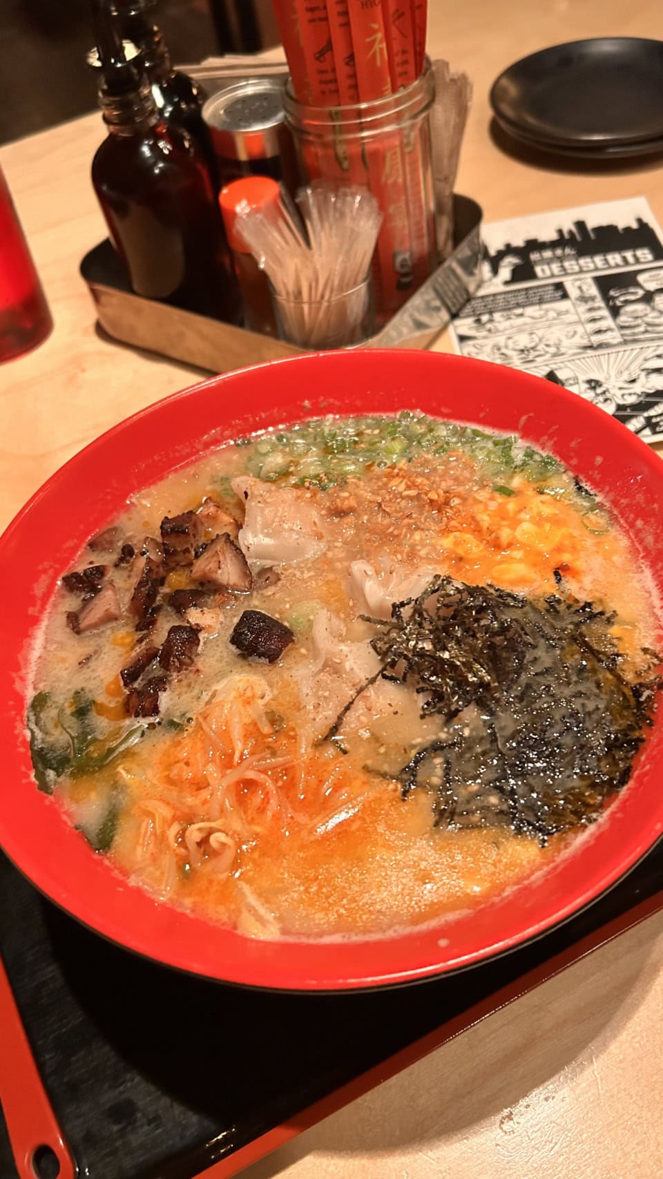 シカゴ在住時、むしょうにラーメンが恋しくなって人気の『RAMEN-SAN』で食べるも、22ドル＋チップ4.5ドル（20％）で合計26.5ドル。仮に1ドル150円で計算すると、約4,000円（＋税）です……！ さらに値上がっている可能性もあると思い、ウェブサイトで現在の価格を見たところ据え置きだったので、なぜか一安心。