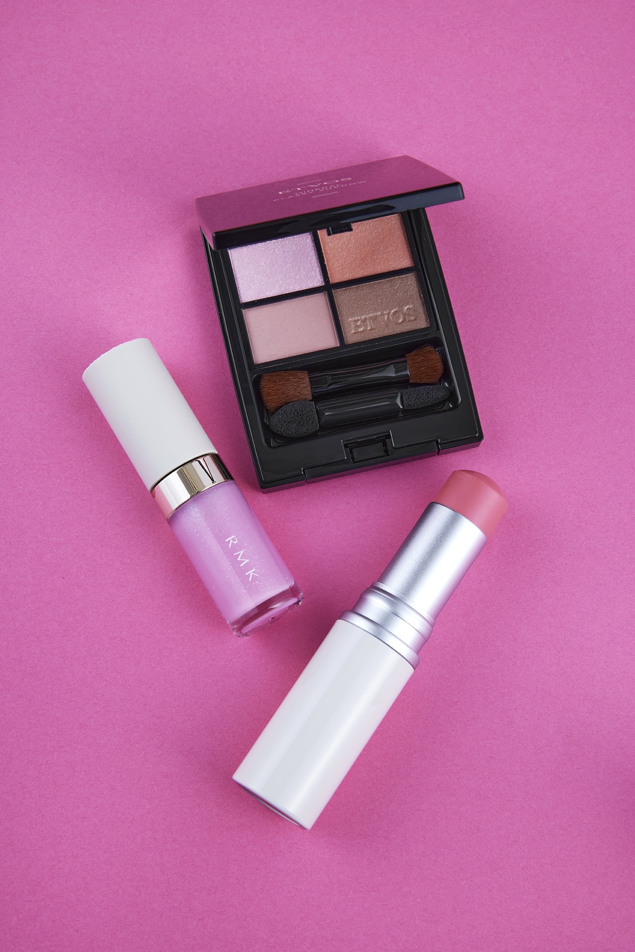 RMKのグロスにETVOSのシャドウも。ピンクのトレンドをメイクで