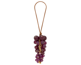 グレープ バッグ チャーム（レザー＆レジン）¥126,500（サンローラン バイ アンソニー・ヴァカレロ／サンローラン クライアントサービス）