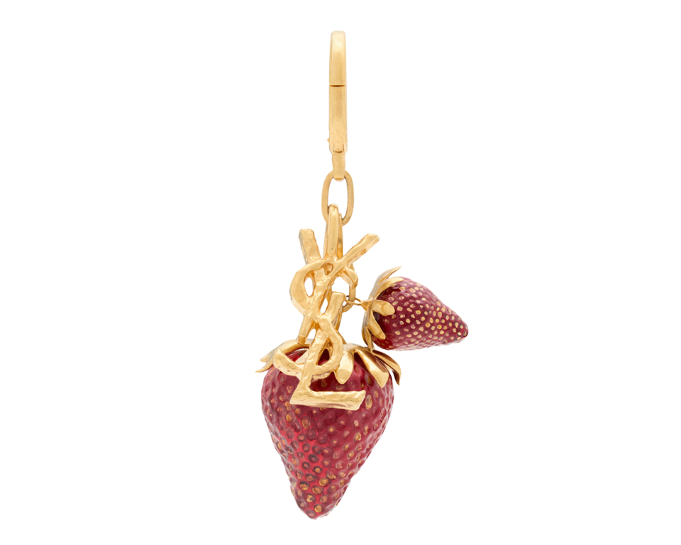 カサンドラ ストロベリー バッグチャーム（レジン＆メタル）¥137,500（サンローラン バイ アンソニー・ヴァカレロ／サンローラン クライアントサービス）