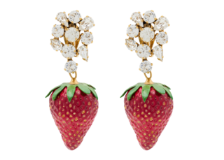 ラインストーン ストロベリー イヤリング（レジン＆メタル）¥271,700（サンローラン バイ アンソニー・ヴァカレロ／サンローラン クライアントサービス）