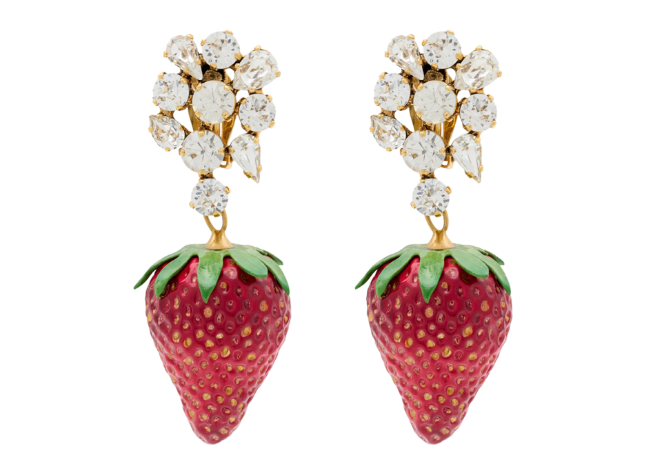 ラインストーン ストロベリー イヤリング（レジン＆メタル）¥271,700（サンローラン バイ アンソニー・ヴァカレロ／サンローラン クライアントサービス）