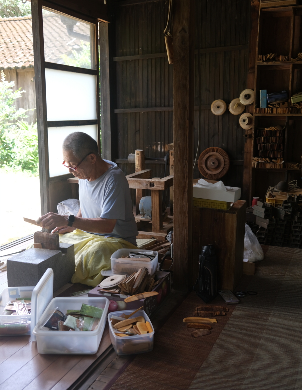 薩摩伝統工芸品である「薩摩つげ櫛」を作り続けて50年以上という木原さん