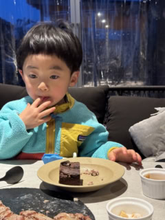 食後のオレオケーキまで息子もよく食べてました。ストーブが用意されている＆ビニールシートが貼られているので、この時季でもデッキでディナー余裕でした