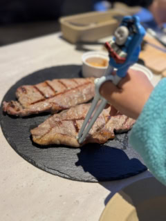 お肉に息子の手が！ もりもり食べていました