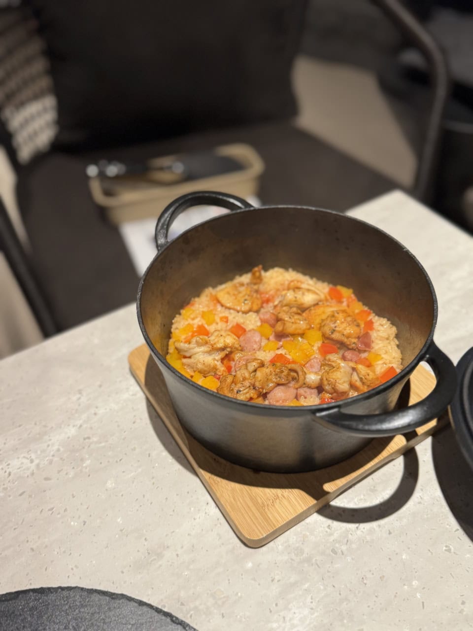 出来立てジャンバラヤ。アウトドアでこんな洒落飯食べたの初めて（笑）