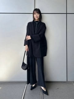 シューズ¥39,600（トニービアンコ）、ジャケット¥68,200、パンツ¥42,900（共にコグ ザ ビッグスモーク）、左手のゴールドのリング¥29,700、左手中指のシルバーのリング¥18,700、ネックレス ¥25,300（全てアイソレーション／全てデミルクス ビームス 新宿）、その他は全て本人私物