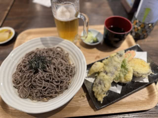 お蕎麦と天ぷらのセットも美味しかった♡ あと、ビールも（夫よ、すまん）