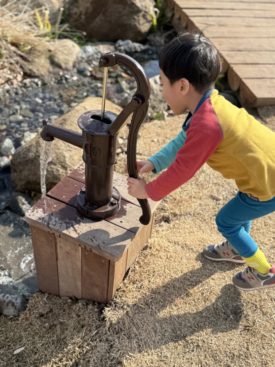 水が出てきて大喜び。今はなかなか見かけないポンプが触れるのもいい経験に。しかし、子どもって季節関係なく、水が好きですよね。。。