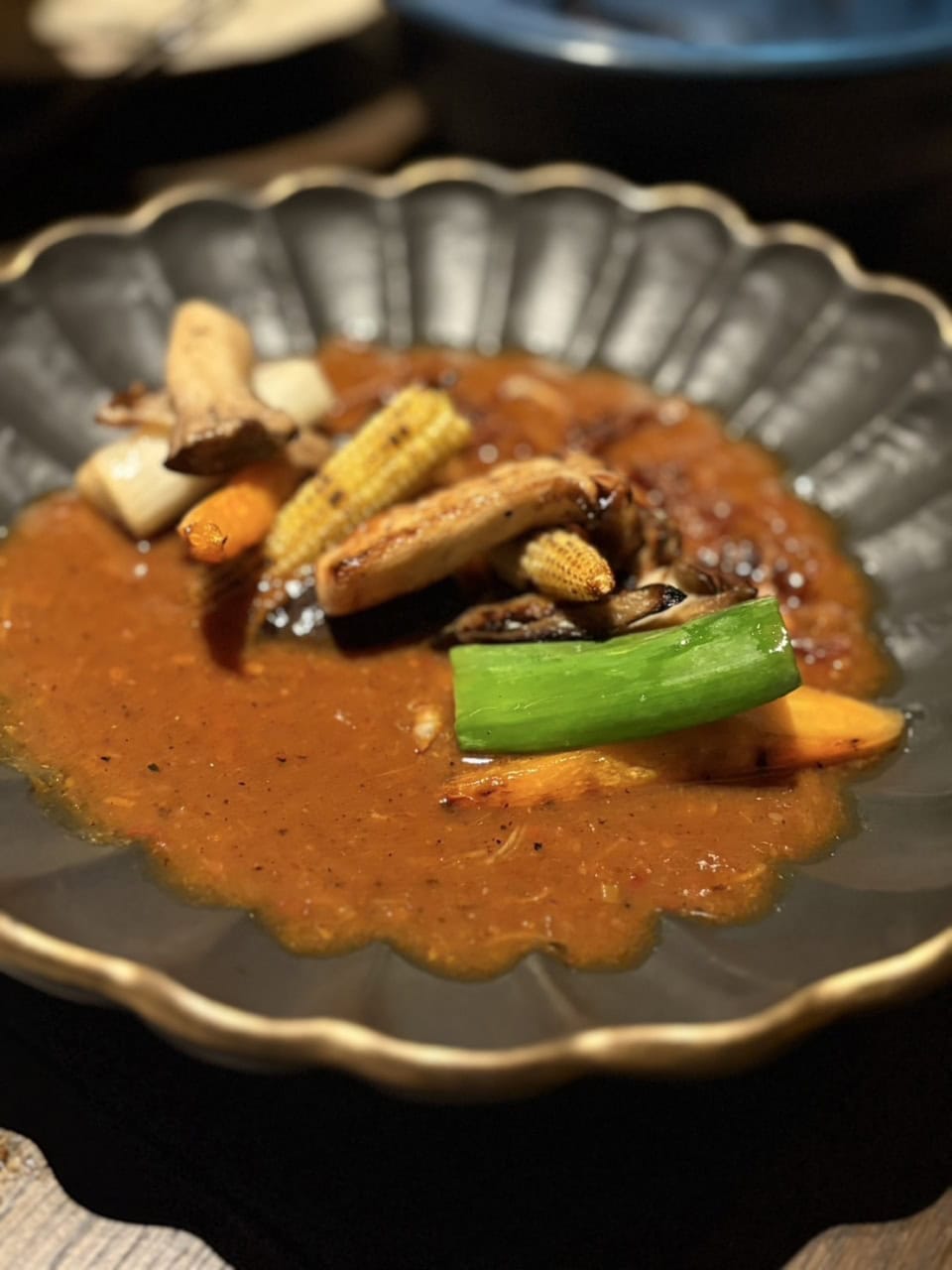 ⾹味野菜とスパイスを使ってじっくり煮込んだタイ北部の伝統的なカレー。野菜の甘味が溶け込んだスープが本当に美味しくて！ スパイスカレーなのに優しく、おかわりしたくなるほど疲れたからだに染み渡る味わいでした。