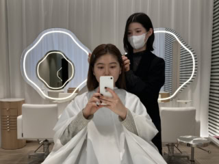 いまの髪色のみならず、元々持つ根元の髪色までチェックする細かさに驚き。