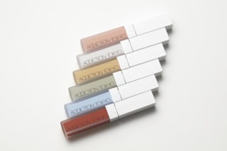 上から：スキンリフレクト カラーコレクター 001 Bare Peach、002 Solid White、003 Soft Yellow、004 Calm Mint、005 Baby Blue、006 Warm Orange 各¥3,850（全てアディクション ビューティ・3月7日発売）