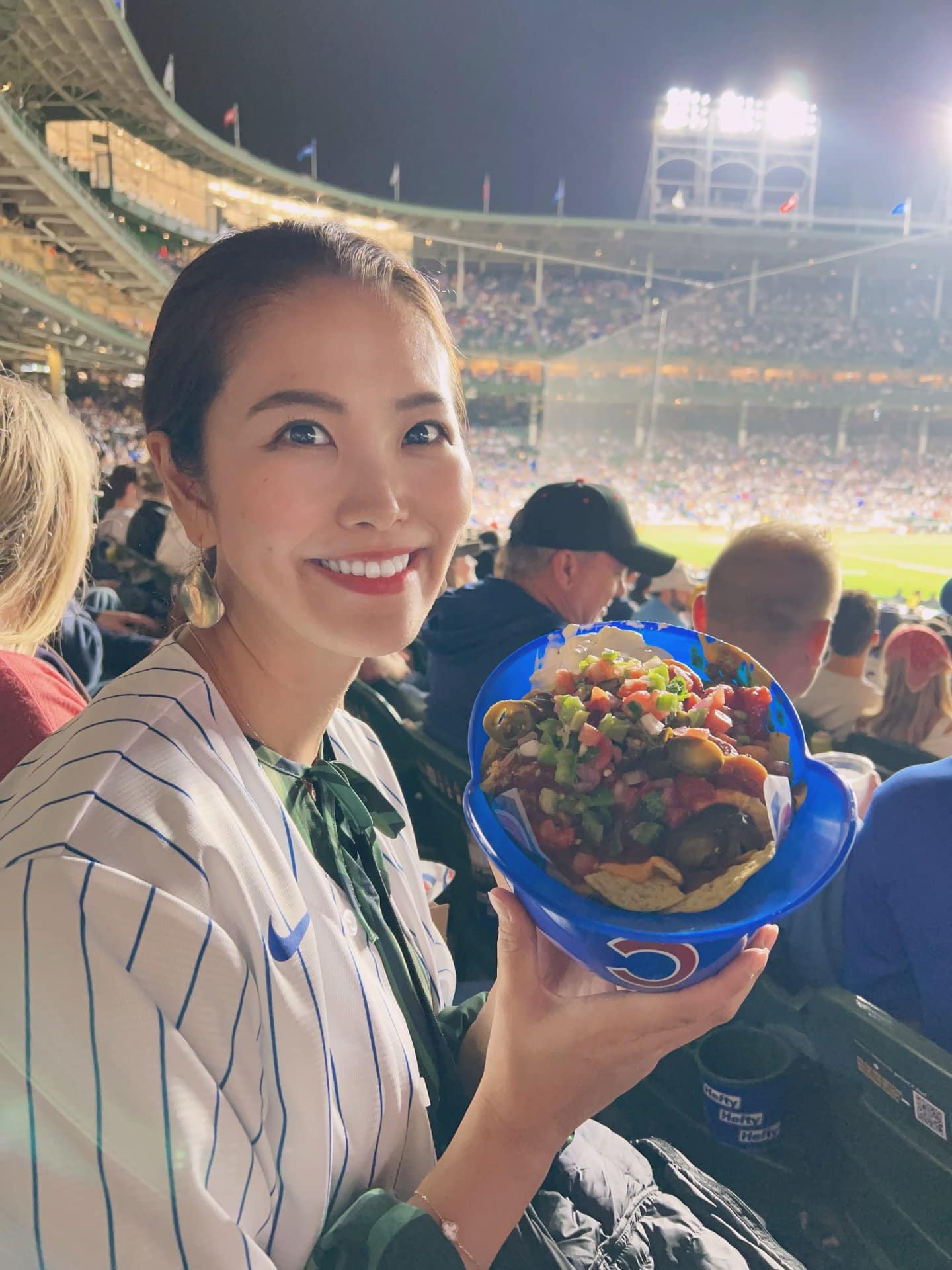 スタジアムグルメも楽しみのひとつ。ヘルメットの中いっぱいに詰まったナチョスを楽しめるBig Slugger Nachos - Nacho Helmet。ひとりでは食べきれないかなりのボリュームです。食べ終わったあとは、おみやげにヘルメットをお持ち帰りできるのが嬉しいですよね！