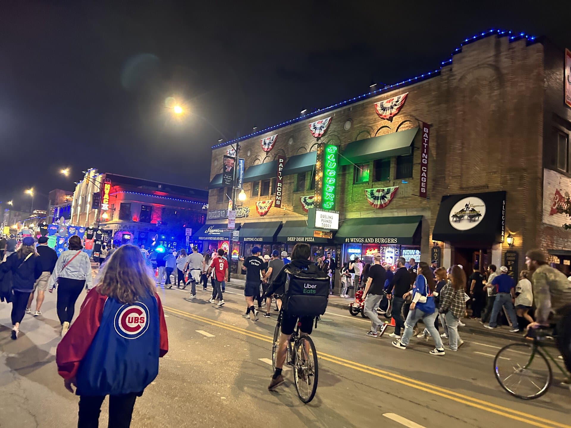 多くのファンで賑わうノースクラークストリート（N Clark St）。バーのネオンが輝きます。試合前に一杯飲んでから行くのもよし、試合後に余韻を楽しむのもよし!!
