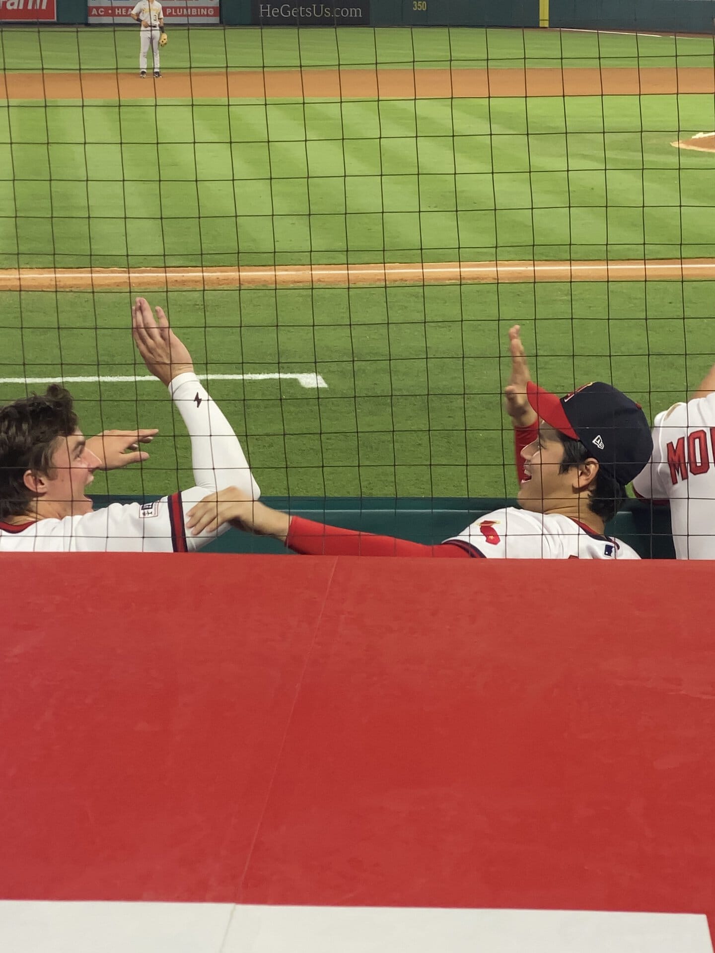 ベンチ真後ろの席にしたところ、目の前で仲間の好プレーにチームメイトとハイタッチする大谷選手を見られ、試合よりもついそちらにばかりに目がいってしまいました・笑