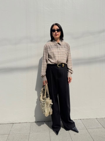 【おしゃれスナップ】オーラリーのシャツにボリュームベルトでエアクセントをオン｜佐藤怜子さん