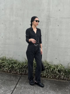 【おしゃれスナップ】オールブラックコーデは「シルクシャツ」脱・シンプルに｜菅はな子さん