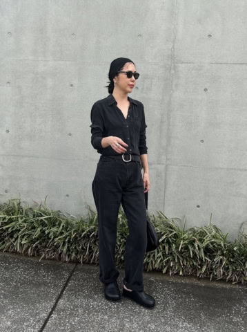 【おしゃれスナップ】オールブラックコーデは「シルクシャツ」脱・シンプルに｜菅はな子さん