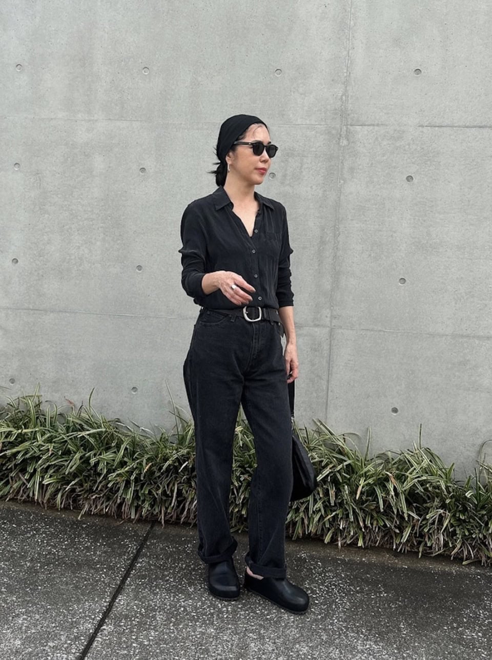 【おしゃれスナップ】オールブラックコーデは「シルクシャツ」脱・シンプルに｜菅はな子さん