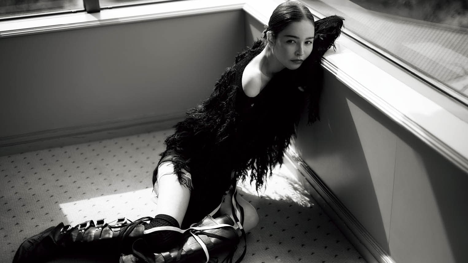赤リップだけがアクセサリー。モデル・梨花が魅せる「生まれたての私」