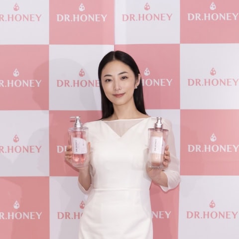 MEGUMIさんの美のルーティンとは？【DR.HONEY】のうねりケア「White Bee」新商品発表会をレポート