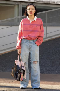 「カチューシャでレディライクに」バッグ¥71,500、トートバッグ¥6,600（共にホリデイ／HOLIDAY flagshipsalon OFFICE）、POLO RALPH LAURENのヴィンテージラガーシャツ、ヴィンテージのデニム、MANOLO BLAHNIKのパンプス、Poco a Pocoのレース柄タイツ、BOTTEGA VENETAのピアス、Rodenstockのヴィンテージ眼鏡、その他は本人私物