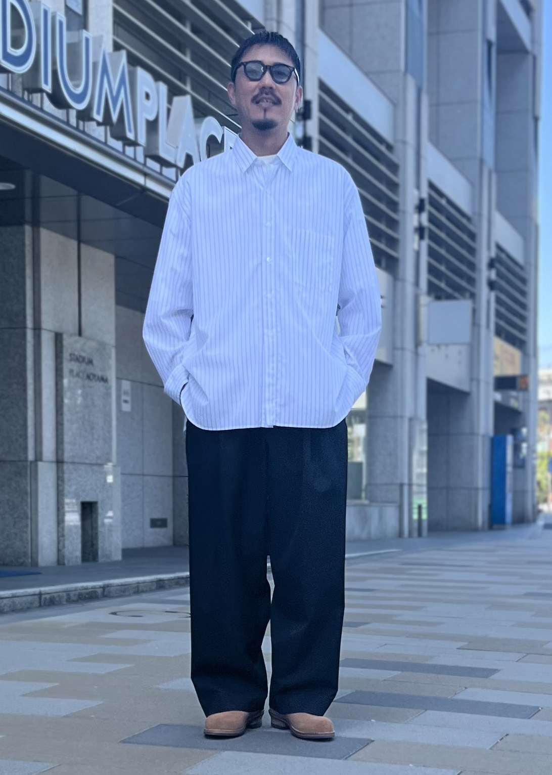 クリスタセヤのシャツ、ノット イン ファッション..のパンツ、ギュパールのメガネ、ビズヴィムのブーツは中山さんの私物