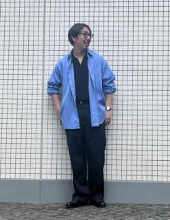 シャツが引き立つモダンな配色が素敵！