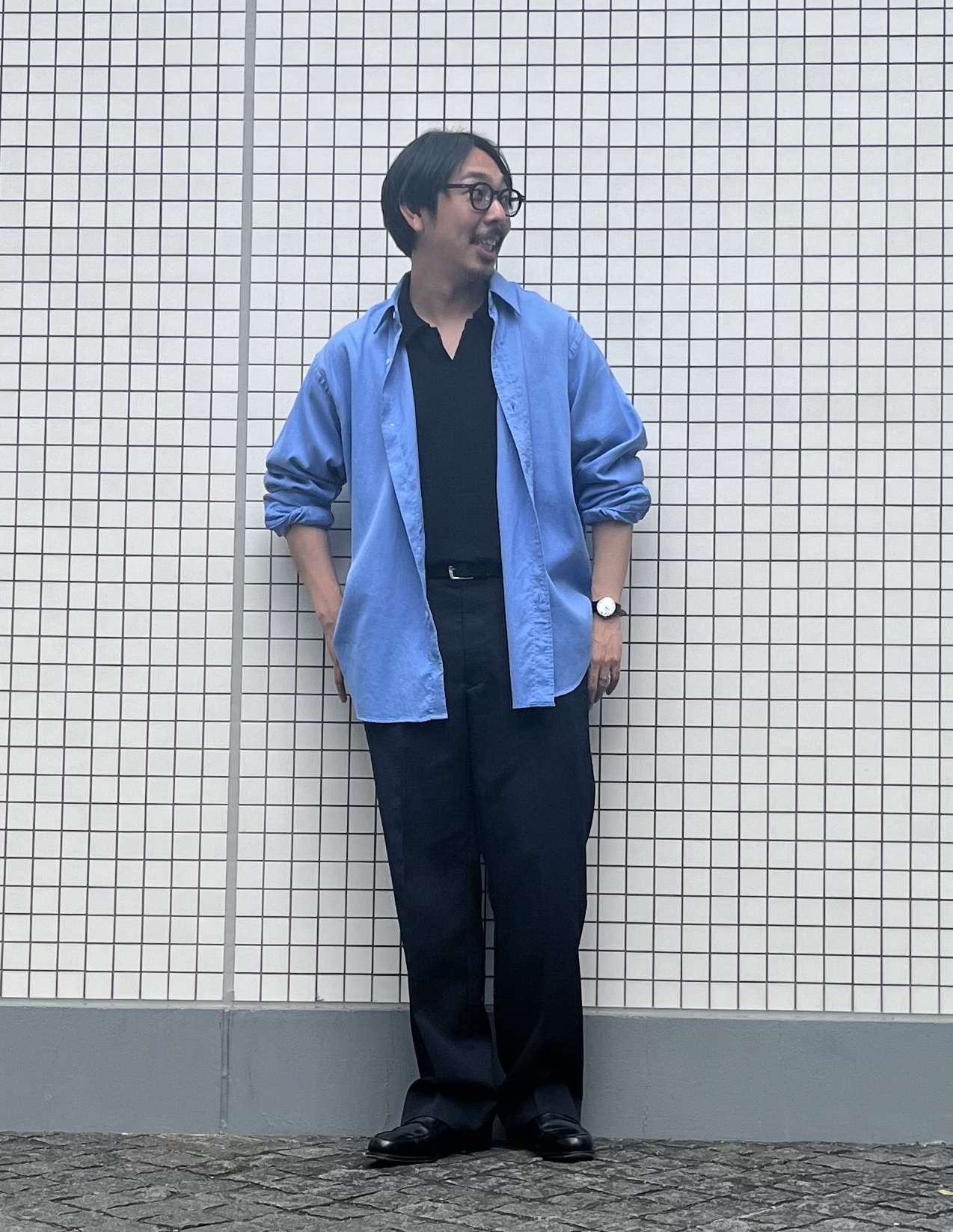 シャツが引き立つモダンな配色が素敵！