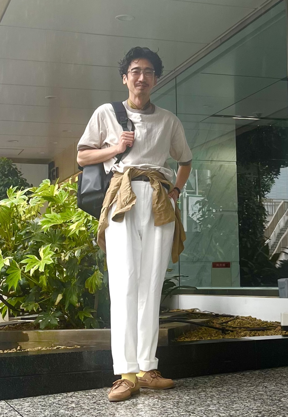 差し色は1色。腰巻きシャツは前身ごろを表に！ 相田正輝さんのベージュコーデのルールが素敵【メンズ服に学ぶ】